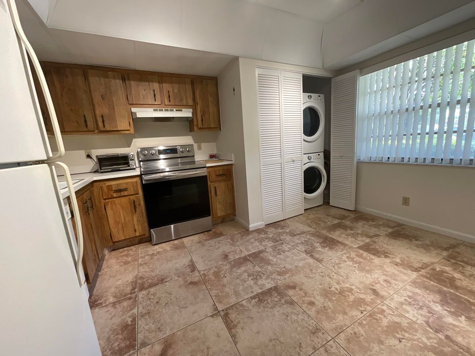 Active With Contract: $1,600 (2 beds, 2 baths, 1006 Square Feet)