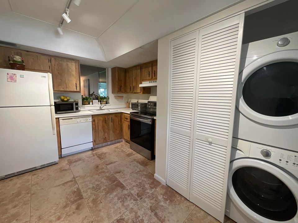 Active With Contract: $1,600 (2 beds, 2 baths, 1006 Square Feet)