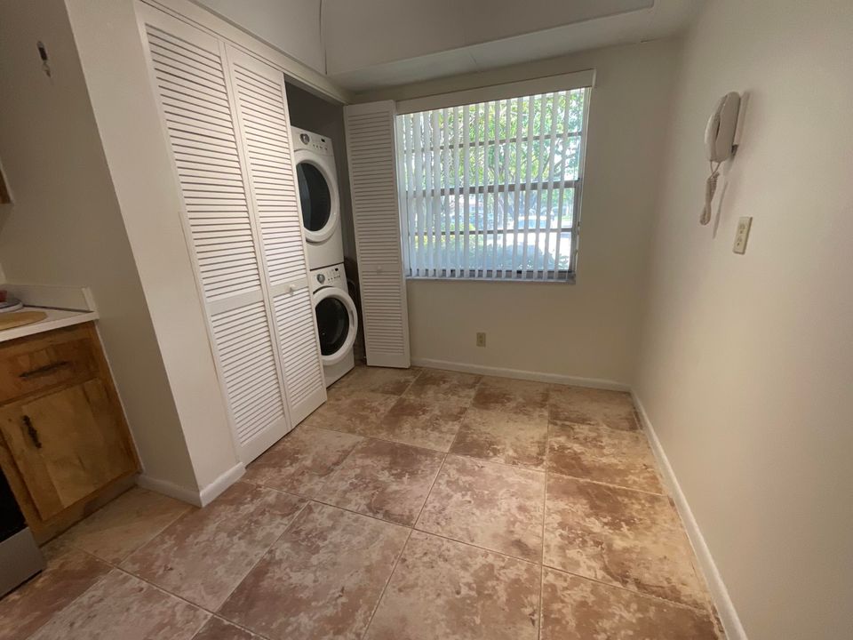 Active With Contract: $1,600 (2 beds, 2 baths, 1006 Square Feet)