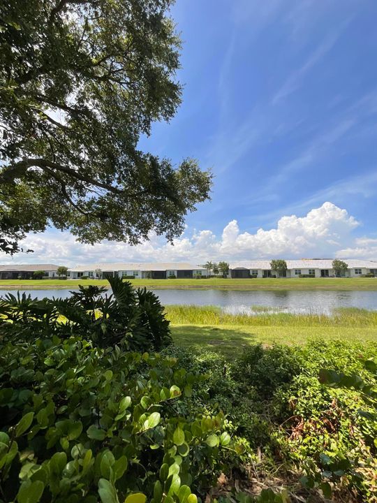 Active With Contract: $1,600 (2 beds, 2 baths, 1006 Square Feet)