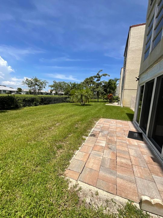 Active With Contract: $1,600 (2 beds, 2 baths, 1006 Square Feet)