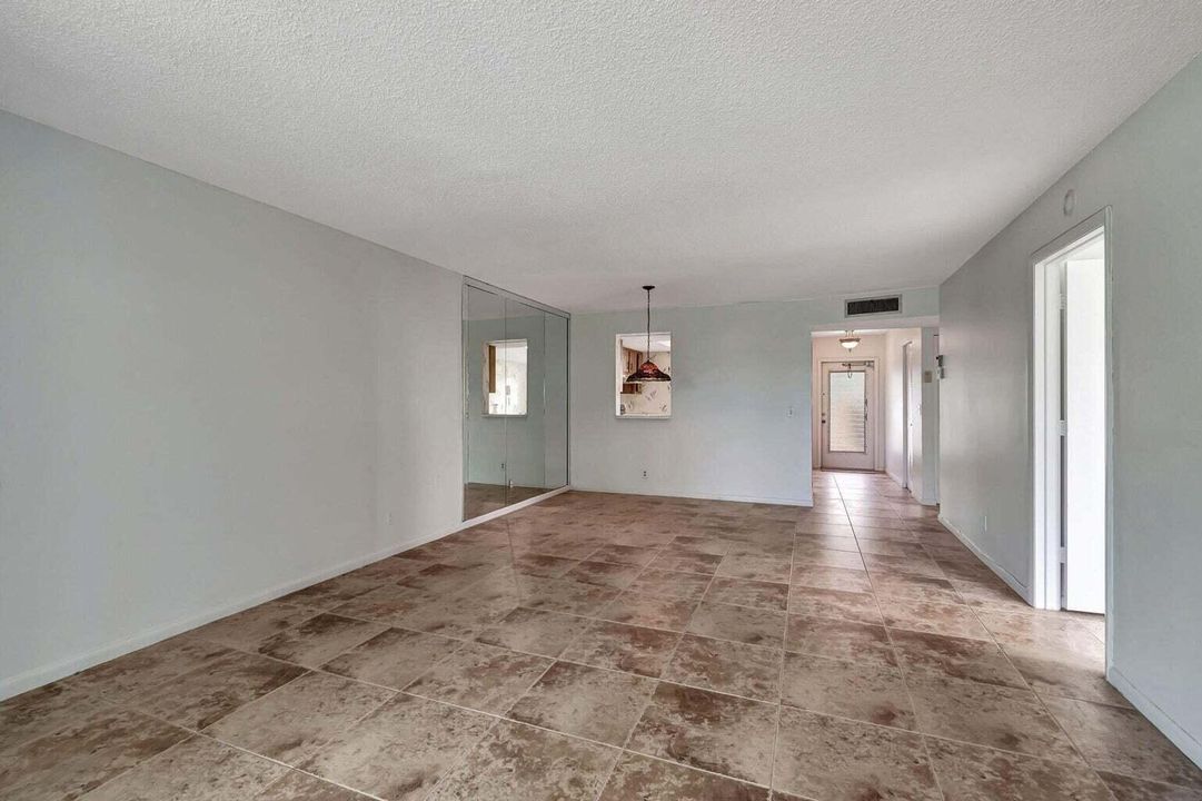 Active With Contract: $1,600 (2 beds, 2 baths, 1006 Square Feet)