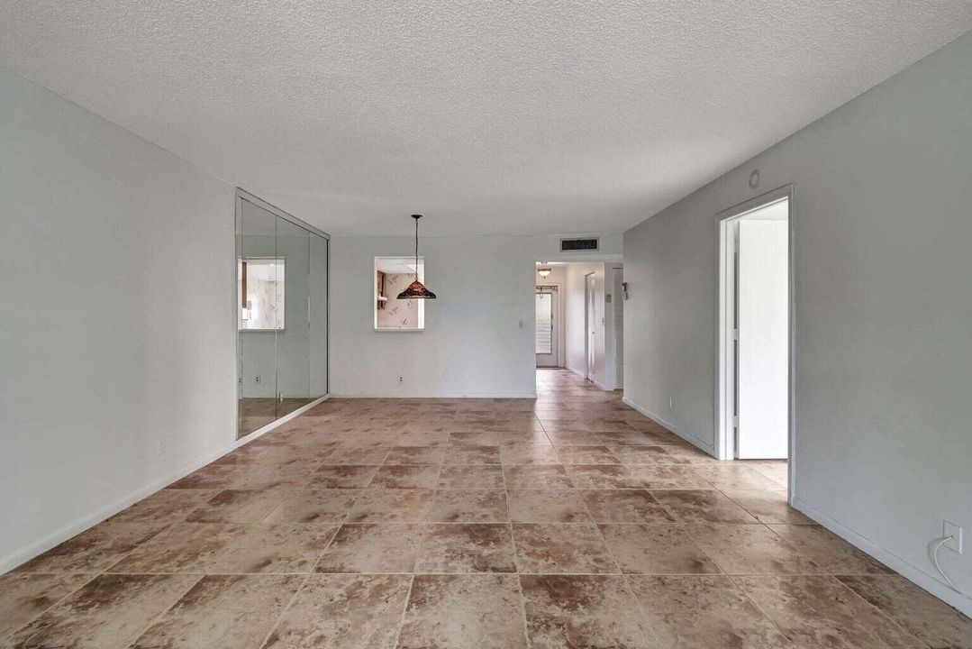 Active With Contract: $1,600 (2 beds, 2 baths, 1006 Square Feet)
