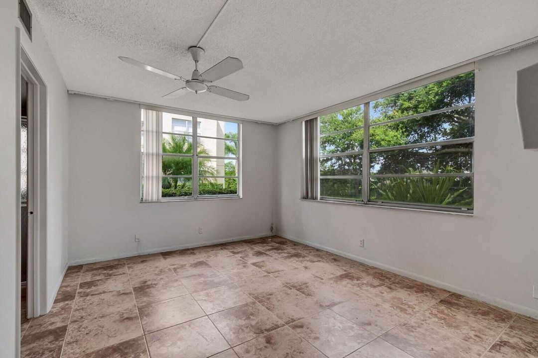 Active With Contract: $1,600 (2 beds, 2 baths, 1006 Square Feet)