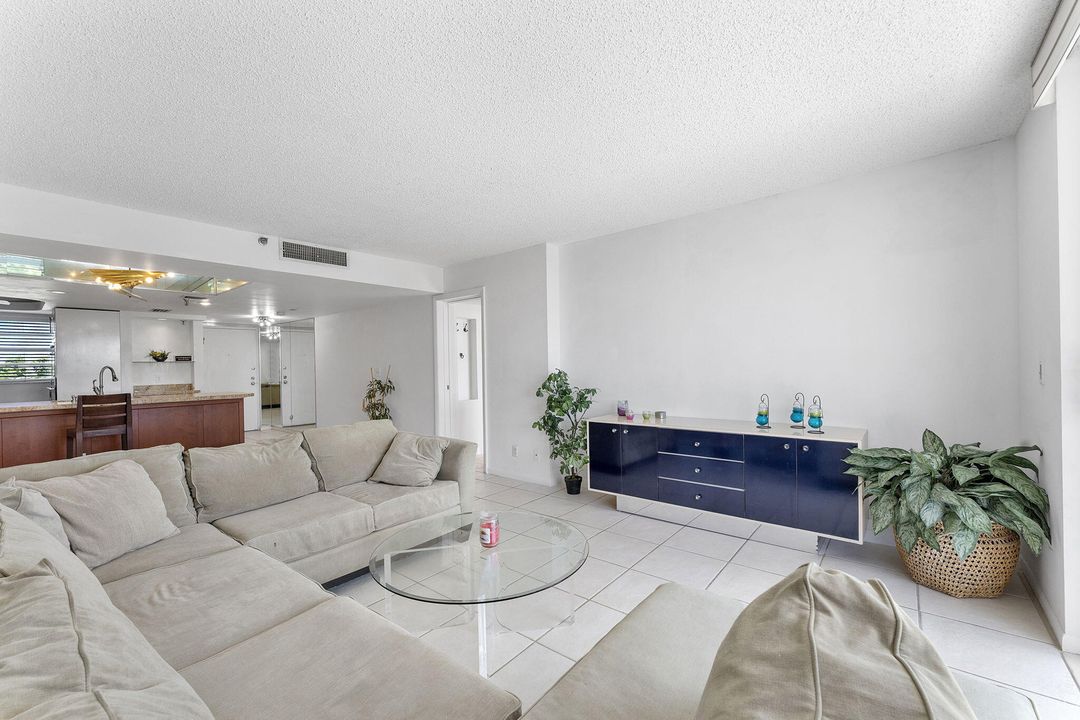 Active With Contract: $220,000 (3 beds, 2 baths, 1316 Square Feet)