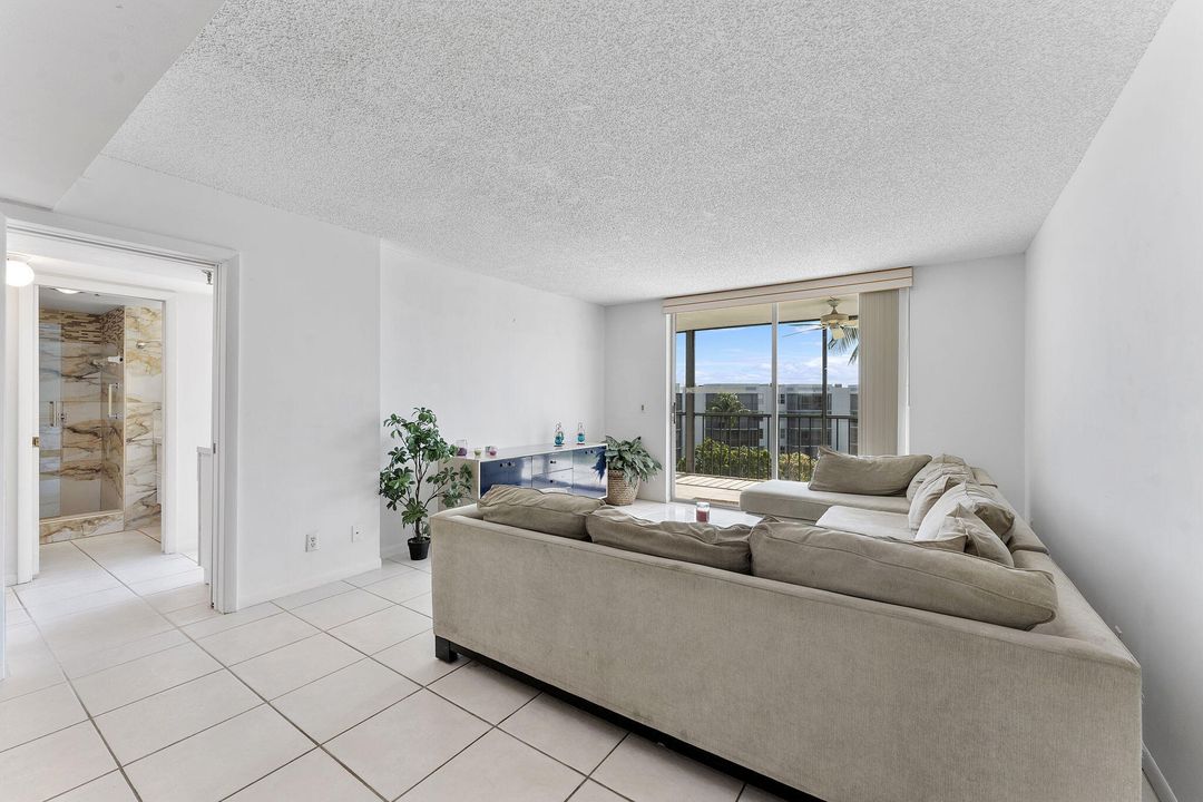 Active With Contract: $220,000 (3 beds, 2 baths, 1316 Square Feet)