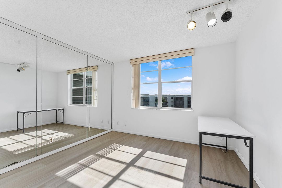 Active With Contract: $220,000 (3 beds, 2 baths, 1316 Square Feet)