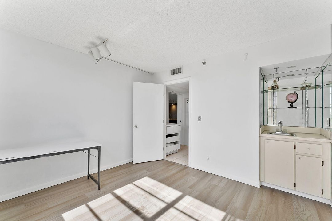 Active With Contract: $220,000 (3 beds, 2 baths, 1316 Square Feet)