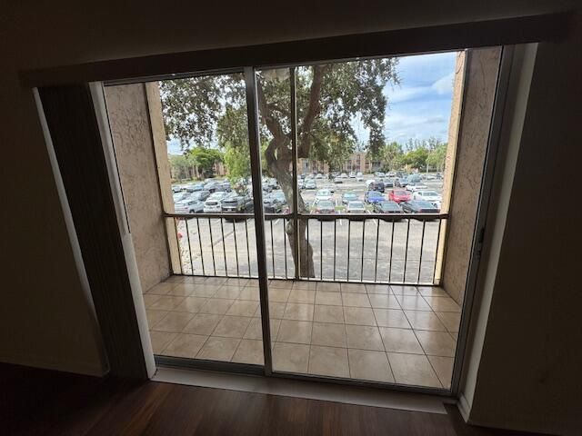 Под контрактом: $95,000 (1 спален, 1 ванн, 870 Квадратных фут)