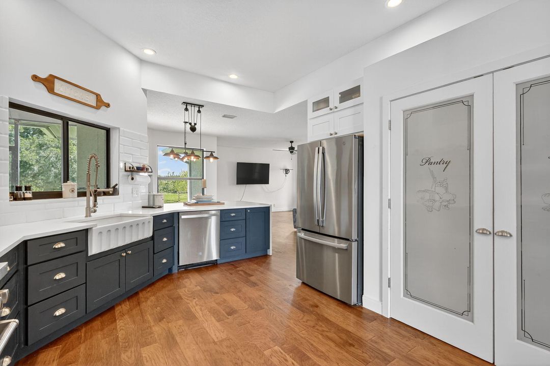 En Venta: $654,900 (4 camas, 3 baños, 2355 Pies cuadrados)