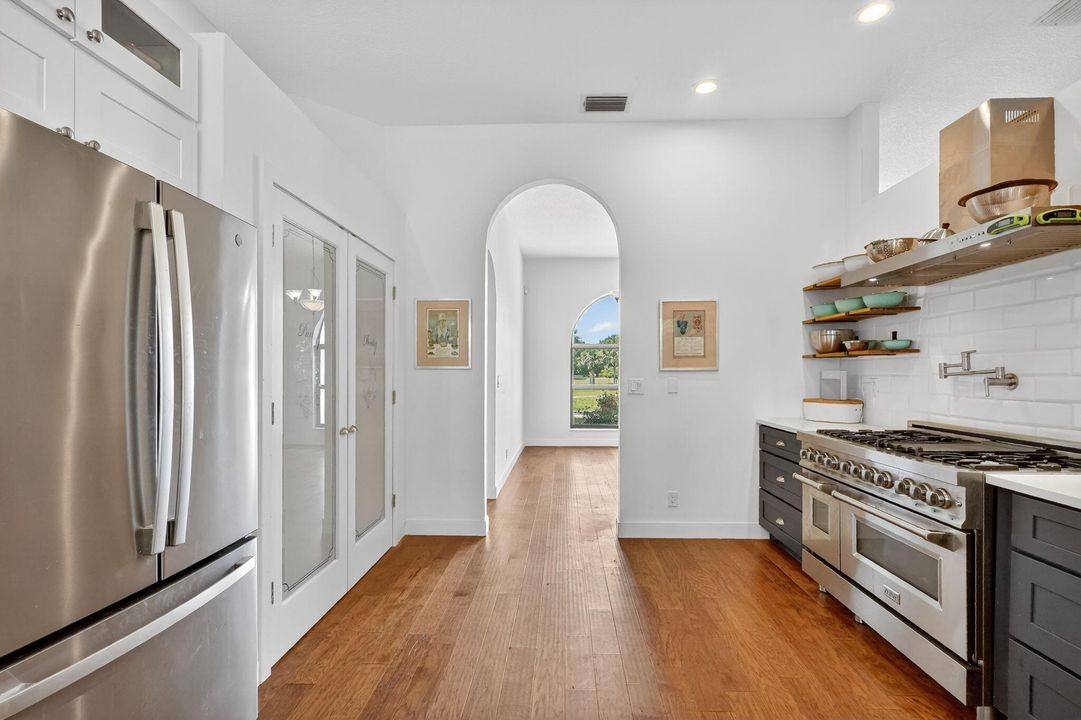 En Venta: $654,900 (4 camas, 3 baños, 2355 Pies cuadrados)