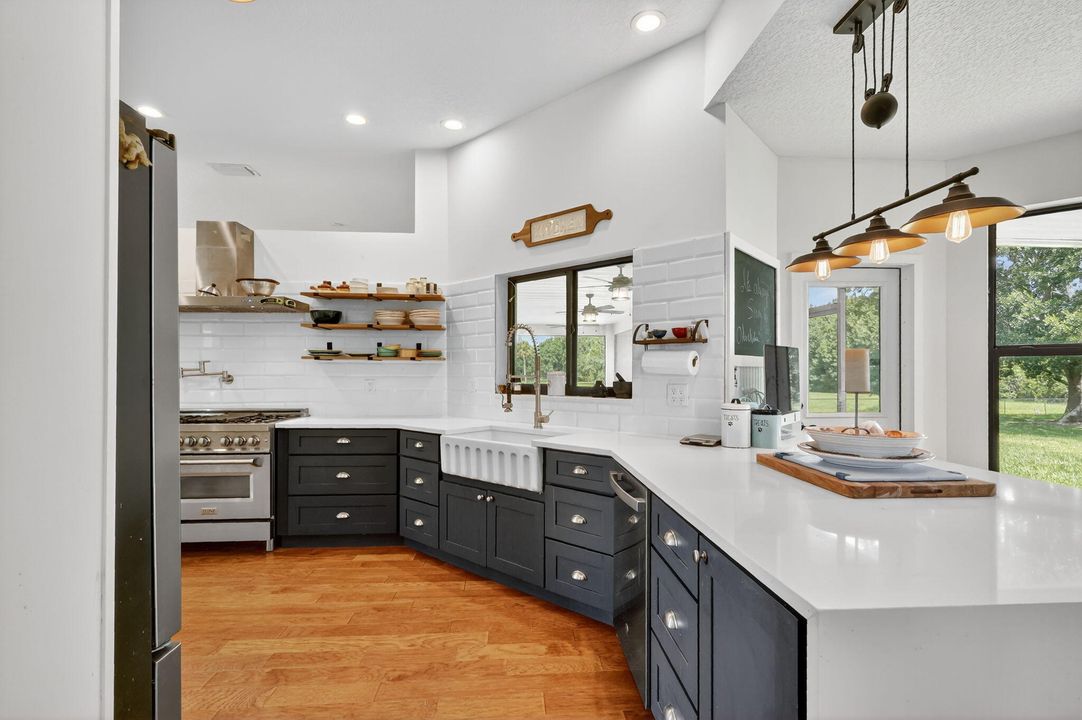 En Venta: $654,900 (4 camas, 3 baños, 2355 Pies cuadrados)