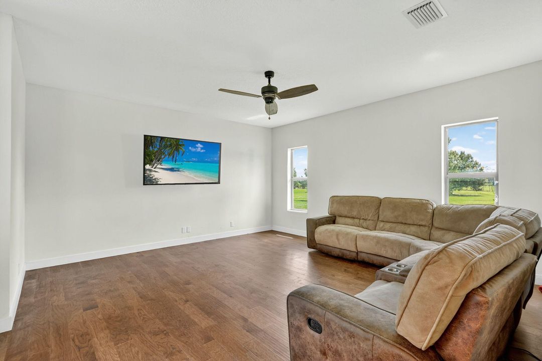 En Venta: $654,900 (4 camas, 3 baños, 2355 Pies cuadrados)