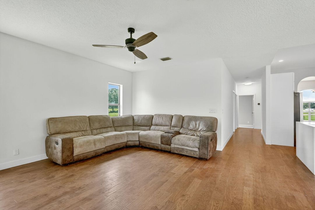 En Venta: $654,900 (4 camas, 3 baños, 2355 Pies cuadrados)