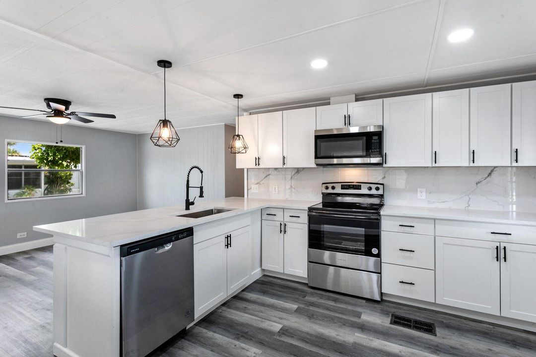 合同活跃: $164,000 (2 贝兹, 2 浴室, 1179 平方英尺)