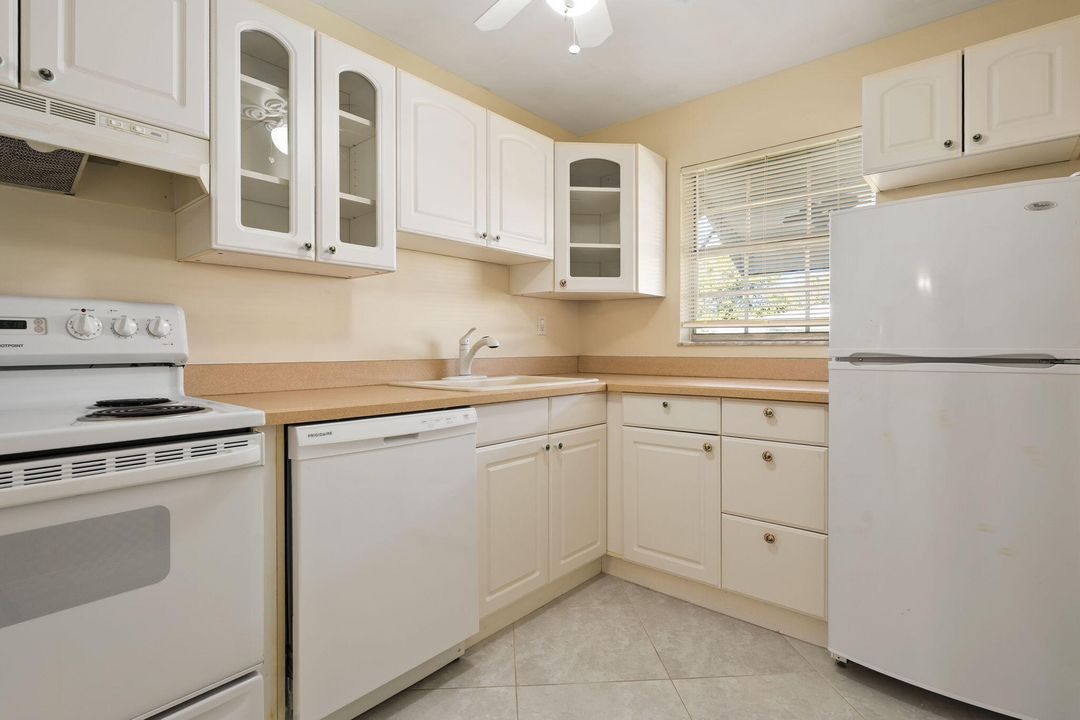 Под контрактом: $99,500 (1 спален, 1 ванн, 1122 Квадратных фут)