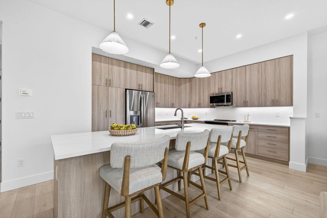 合同活跃: $1,124,900 (3 贝兹, 2 浴室, 2205 平方英尺)