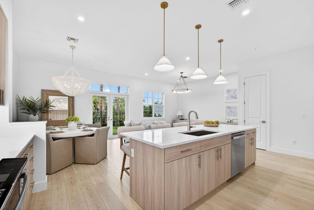 合同活跃: $1,124,900 (3 贝兹, 2 浴室, 2205 平方英尺)