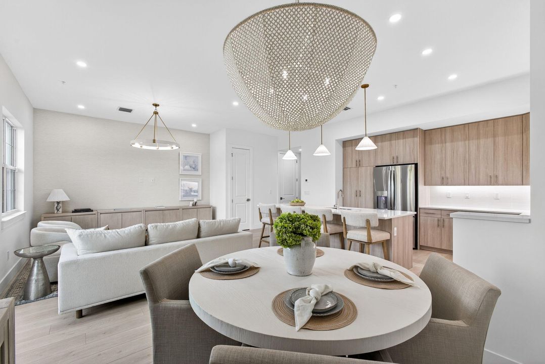 合同活跃: $1,124,900 (3 贝兹, 2 浴室, 2205 平方英尺)