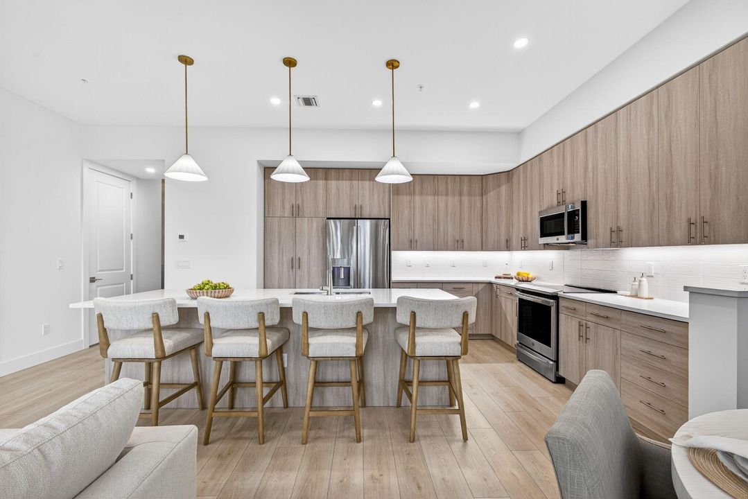 合同活跃: $1,124,900 (3 贝兹, 2 浴室, 2205 平方英尺)