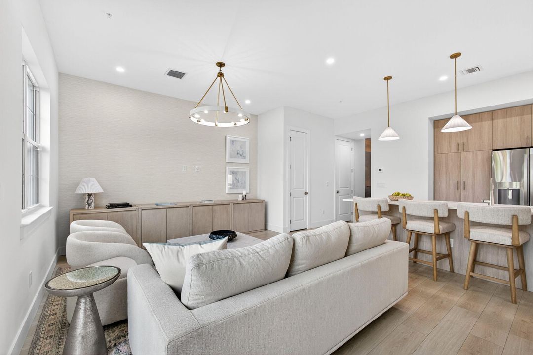 合同活跃: $1,124,900 (3 贝兹, 2 浴室, 2205 平方英尺)