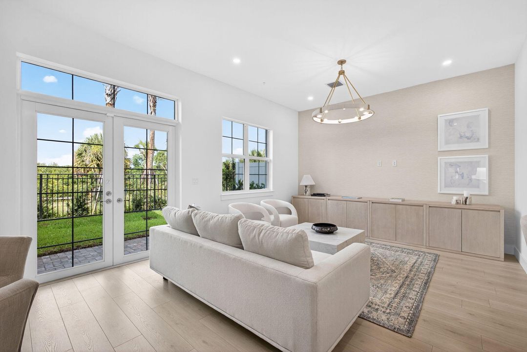 合同活跃: $1,124,900 (3 贝兹, 2 浴室, 2205 平方英尺)