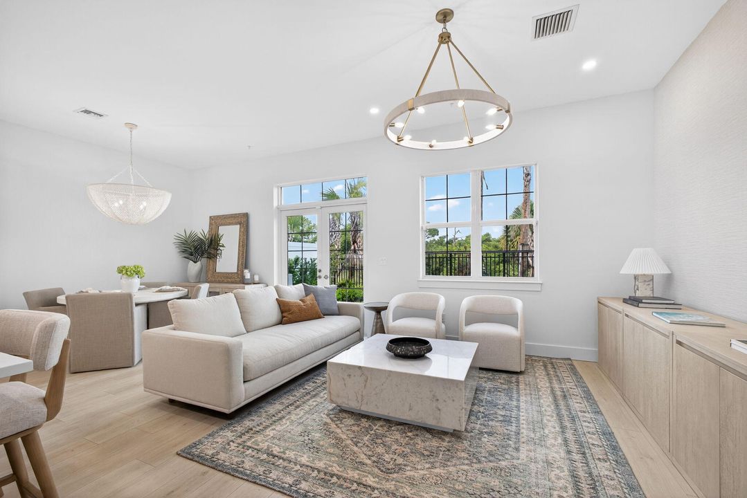 合同活跃: $1,124,900 (3 贝兹, 2 浴室, 2205 平方英尺)