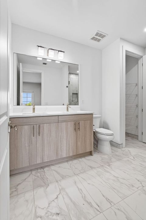 合同活跃: $1,124,900 (3 贝兹, 2 浴室, 2205 平方英尺)