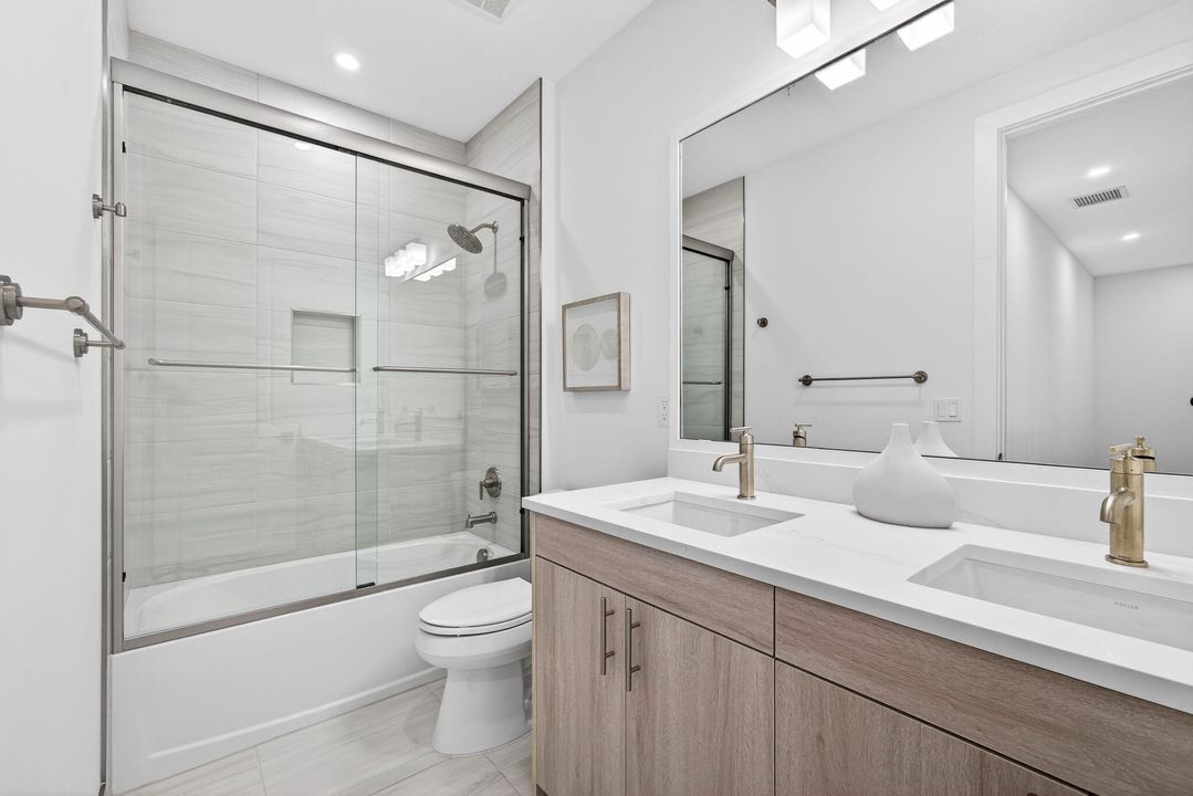 合同活跃: $1,124,900 (3 贝兹, 2 浴室, 2205 平方英尺)