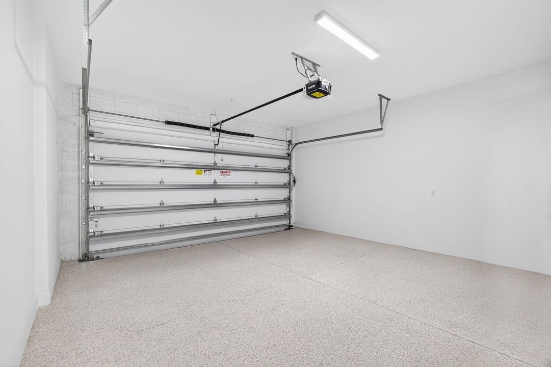 合同活跃: $1,124,900 (3 贝兹, 2 浴室, 2205 平方英尺)