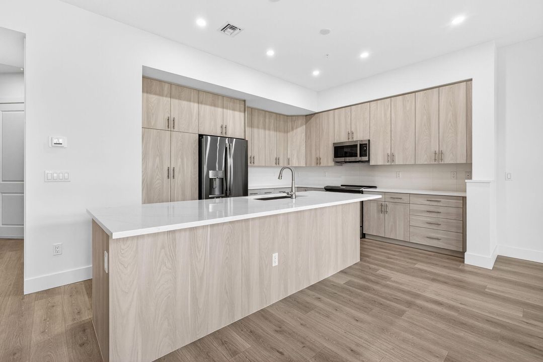 合同活跃: $1,124,900 (3 贝兹, 2 浴室, 2205 平方英尺)