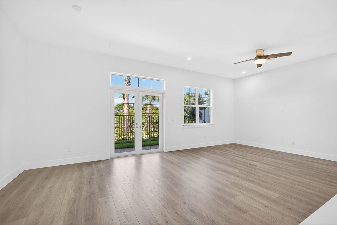 合同活跃: $1,124,900 (3 贝兹, 2 浴室, 2205 平方英尺)