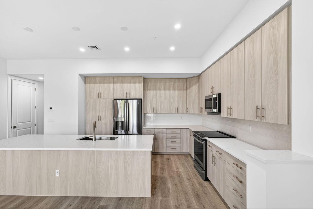 合同活跃: $1,124,900 (3 贝兹, 2 浴室, 2205 平方英尺)