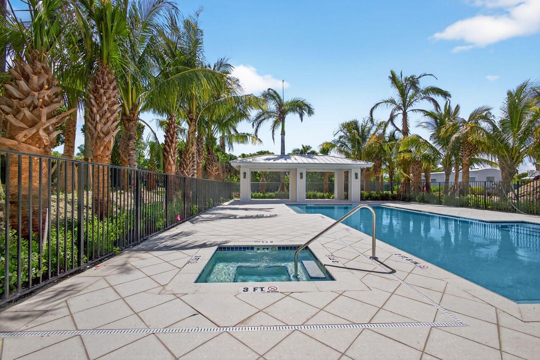 合同活跃: $1,124,900 (3 贝兹, 2 浴室, 2205 平方英尺)