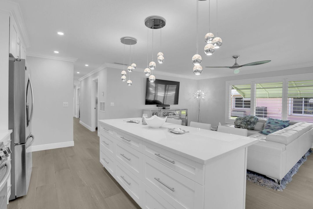 合同活跃: $259,000 (2 贝兹, 2 浴室, 1137 平方英尺)