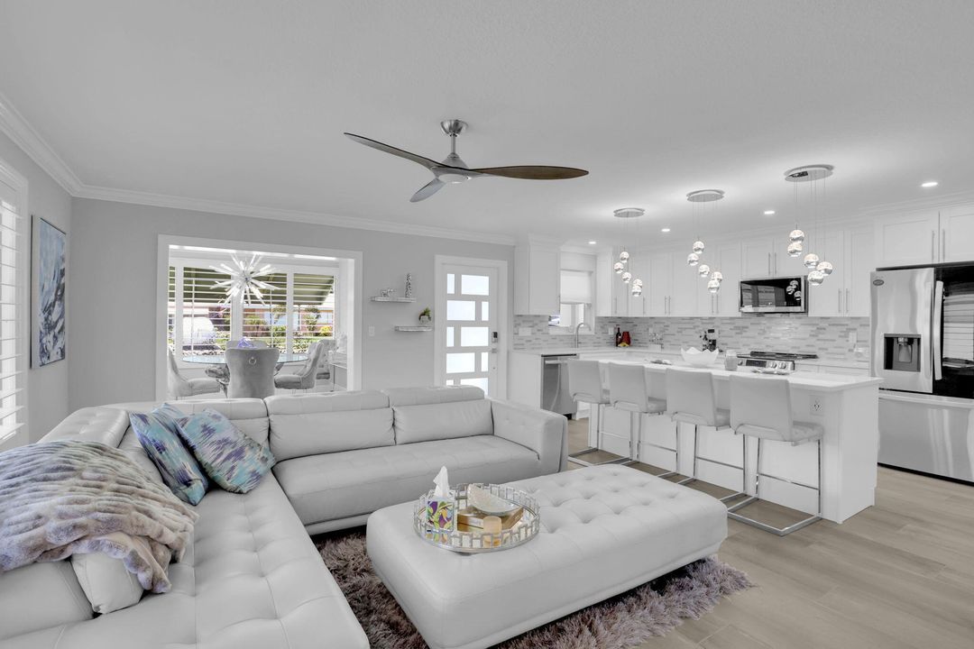 合同活跃: $259,000 (2 贝兹, 2 浴室, 1137 平方英尺)