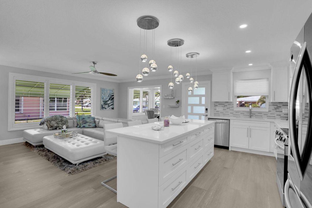 合同活跃: $259,000 (2 贝兹, 2 浴室, 1137 平方英尺)