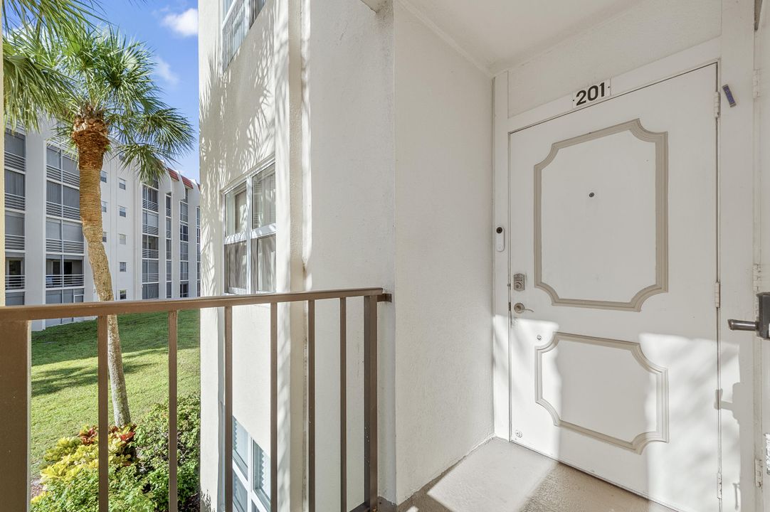 Active With Contract: $165,000 (2 beds, 2 baths, 1103 Square Feet)