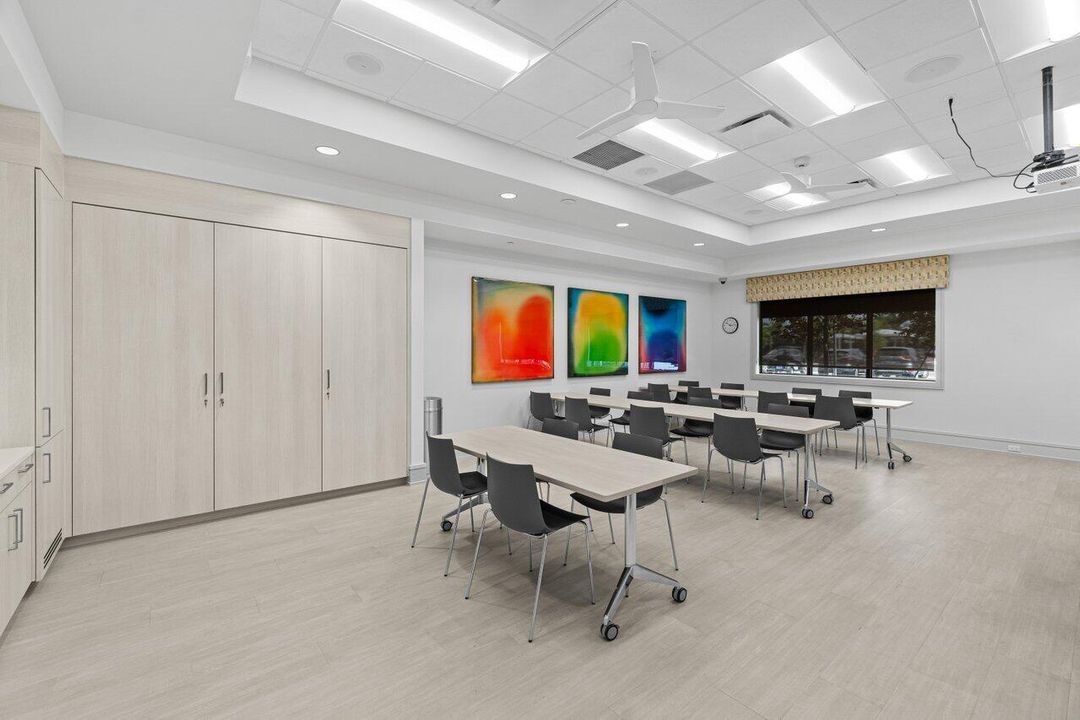 Под контрактом: $2,194,900 (4 спален, 3 ванн, 2949 Квадратных фут)