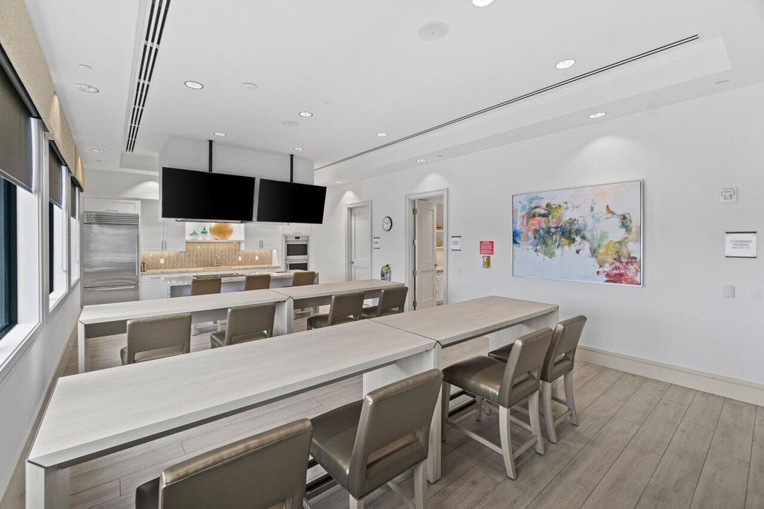 Под контрактом: $2,194,900 (4 спален, 3 ванн, 2949 Квадратных фут)