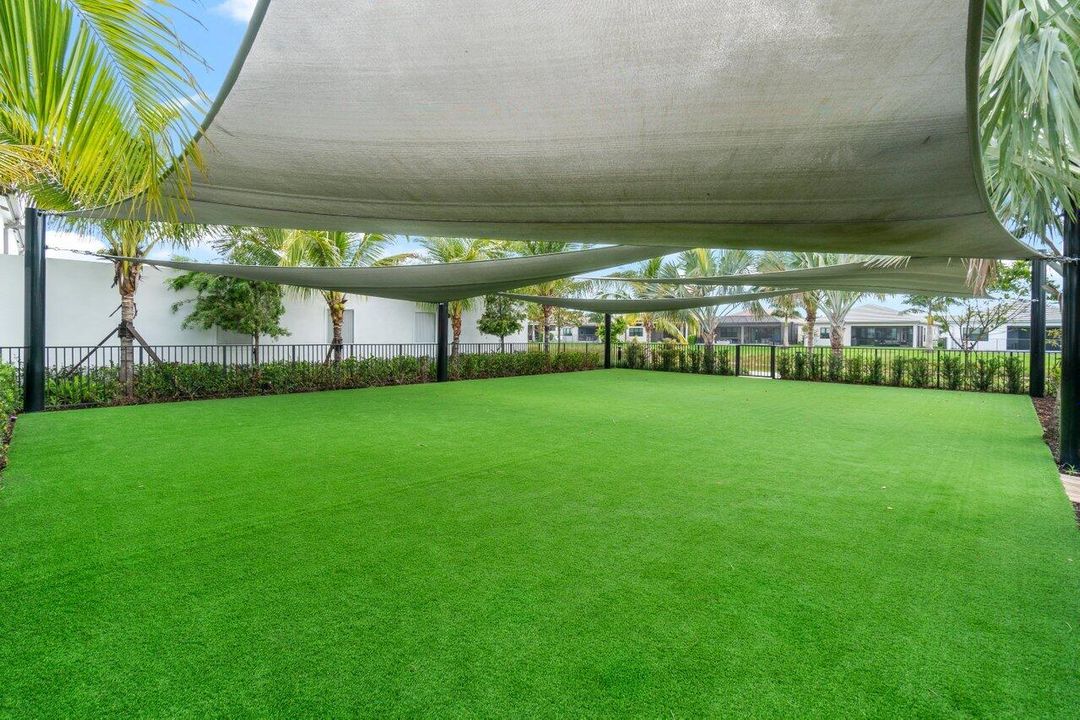 Под контрактом: $2,194,900 (4 спален, 3 ванн, 2949 Квадратных фут)