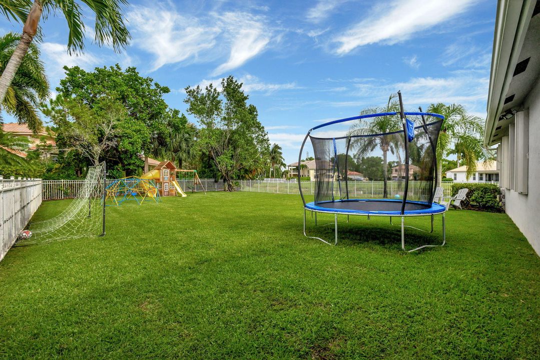 Active With Contract: $15,000 (5 beds, 3 baths, 3280 Square Feet)