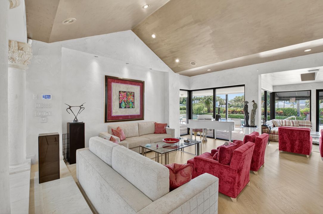 合同活跃: $4,450,000 (5 贝兹, 6 浴室, 5035 平方英尺)