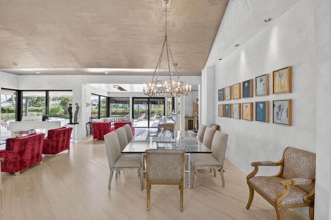 合同活跃: $4,450,000 (5 贝兹, 6 浴室, 5035 平方英尺)