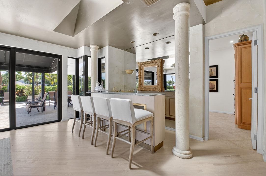 合同活跃: $4,450,000 (5 贝兹, 6 浴室, 5035 平方英尺)