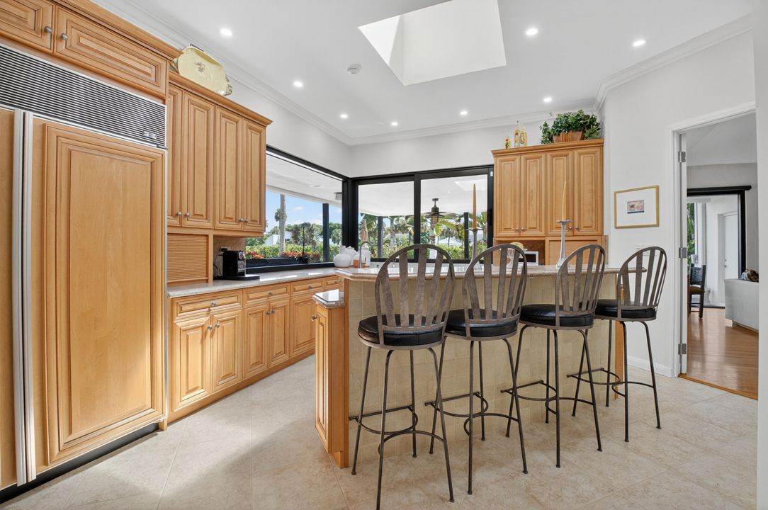 合同活跃: $4,450,000 (5 贝兹, 6 浴室, 5035 平方英尺)