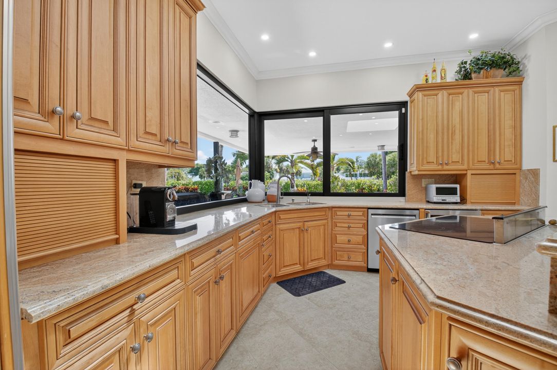 合同活跃: $4,450,000 (5 贝兹, 6 浴室, 5035 平方英尺)