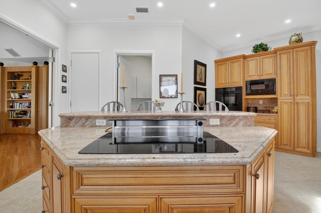 合同活跃: $4,450,000 (5 贝兹, 6 浴室, 5035 平方英尺)