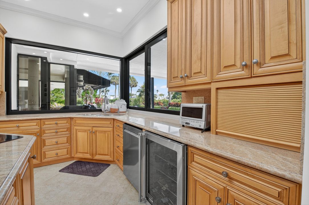 合同活跃: $4,450,000 (5 贝兹, 6 浴室, 5035 平方英尺)