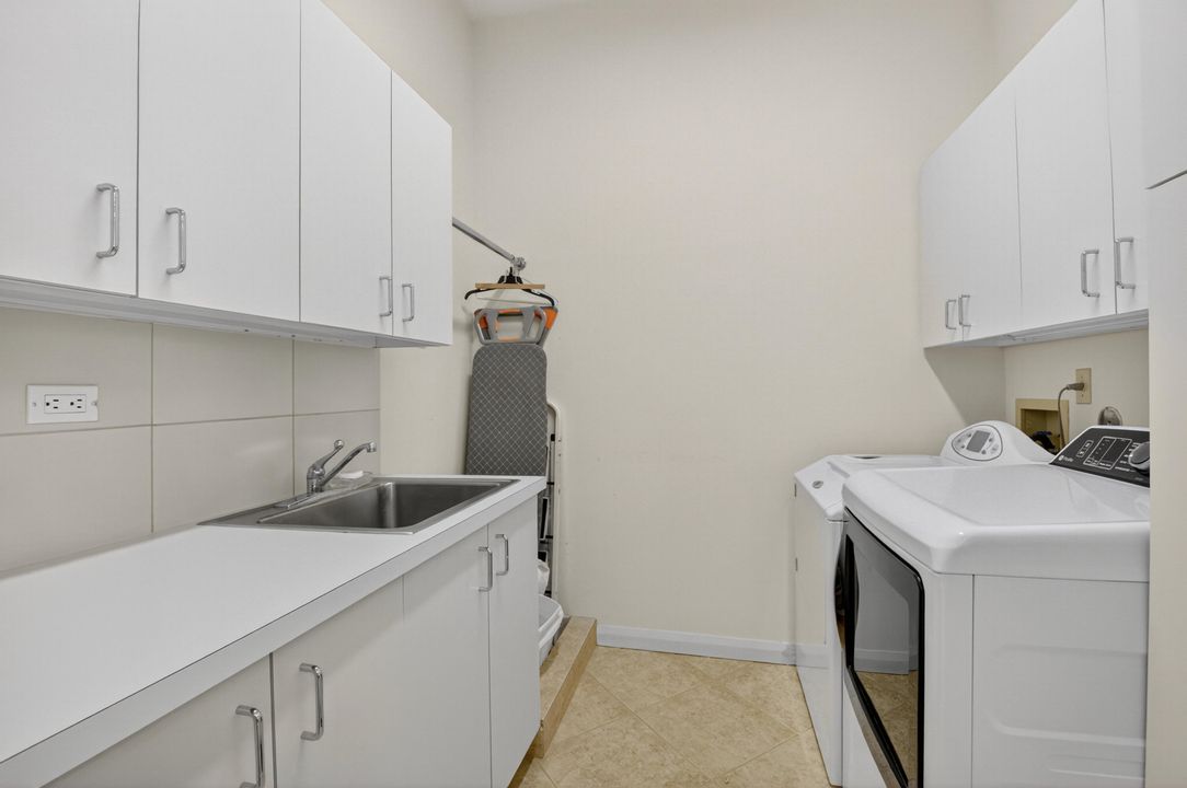 合同活跃: $4,450,000 (5 贝兹, 6 浴室, 5035 平方英尺)